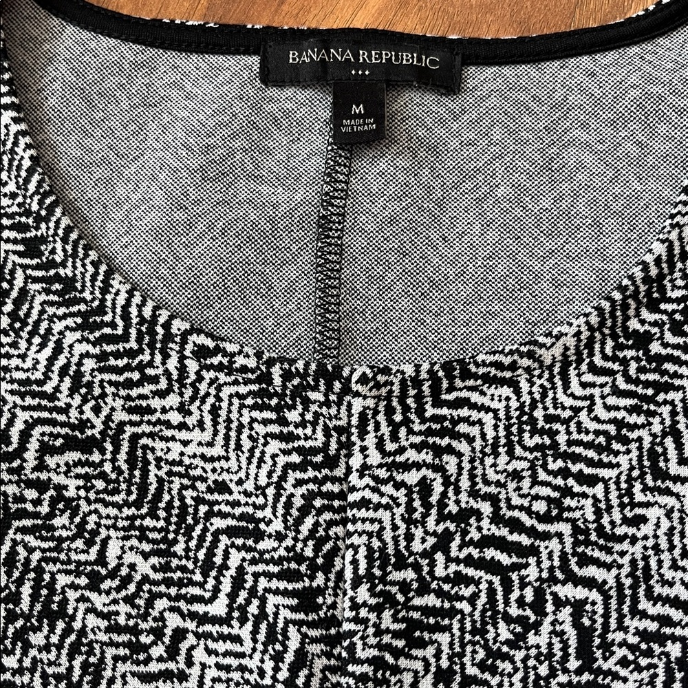 Like new Banana Republic black and white Monochrome Sleeveless Top - Picture 9 of 10